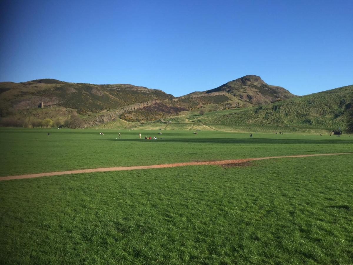 エディンバラ Next Door To Holyrood Palace And Arthur'S Seat Bed & Breakfast エクステリア 写真